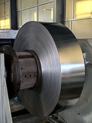 0.09mm 厚さ 45mm 幅 ローラブルリッジ換気テープ製造のためのプリペイントアルミホイルコイル