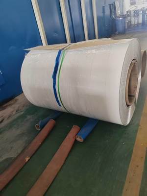 パティオカバー用 0.75 ミリメートル厚さの合金 3105 H24 22 ゲージ白色高衝撃塗装済みアルミニウムコイル Pvdf ペイント