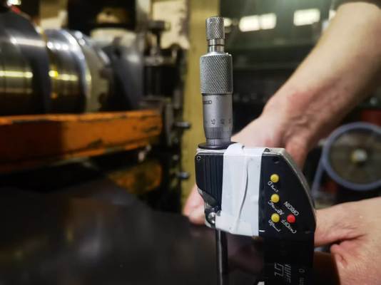 0.11mm の厚い 110mm 幅の巻き取り可能な尾根換気テープ作成のための塗装済みアルミ ホイル コイル