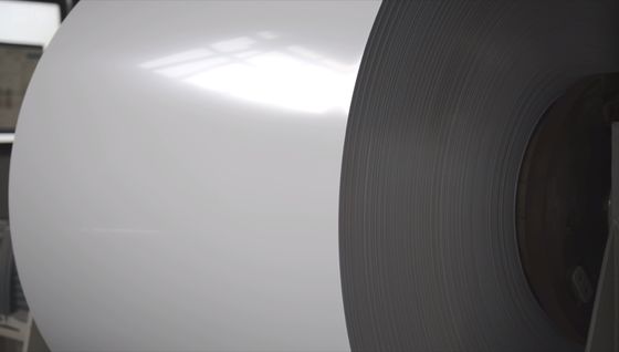 白い/白い RAL 9010 色 - 側溝または縦樋の製造のためのコイル 3105 H44 のアルミニウム シートの上塗を施してあります