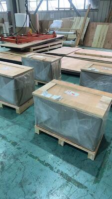 0.10mm の厚さ 45mm 幅の巻き取り可能な尾根換気テープ作成のための塗装済みアルミ ホイル コイル