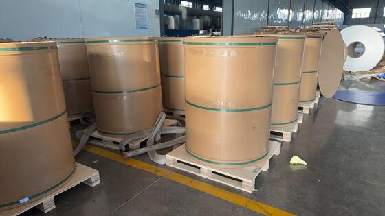 0.10mm の厚さ 45mm 幅の巻き取り可能な尾根換気テープ作成のための塗装済みアルミ ホイル コイル