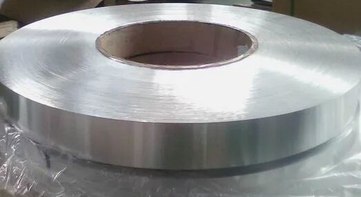 0.10mm の厚さ 45mm 幅の巻き取り可能な尾根換気テープ作成のための塗装済みアルミ ホイル コイル